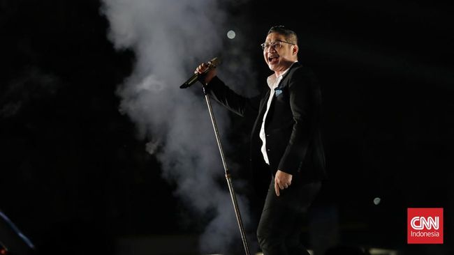 Ungu menutup penampilan mereka dengan meriah lewat lagu Seperti Mati Lampu dalam acara People Fest 2024 yang digelar di Lapangan DPR Jakarta, Jumat (4/10).