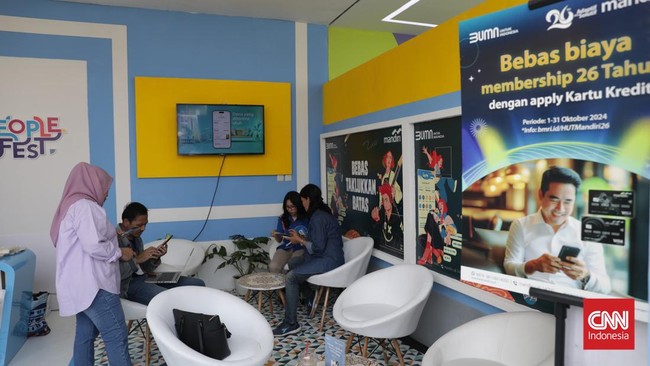 Bank Mandiri turut meramaikan acara People Fest bertema 'DPR Baru, Harapan Baru' yamg digelar di kompleks parlemen, Jakarta, Jumat (4/10).
