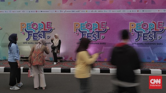 Kadishub DKI mengatakan bagi para pemegang undangan People Fest tinggal menunjukkannya ke petugas lampau cuma-cuma naik TJ setelah aktivitas malam ini.