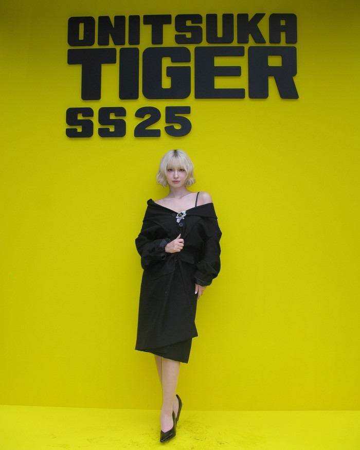 Personel TWICE kelahiran tahun 1996 ini tampil elegan dalam balutan pakaian serba hitam di peragaan busana Onitsuka Tiger. Momo sendiri merupakan brand ambassador merek fesyen olahraga asal Jepang tersebut./ Foto: instagram.com/momo