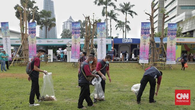 Pasukan saber Artha Graha Peduli membersihkan sampah yang berserak di area People Fest bertema 'DPR Baru, Harapan Baru' di kompleks parlemen.
