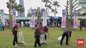Pasukan Saber Artha Graha Peduli Gesit Bersihkan Area People Fest