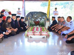 Pj Gubernur Ziarah ke Makam Bung Karno Jelang Hari Jadi ke-79 Pemprov Jatim