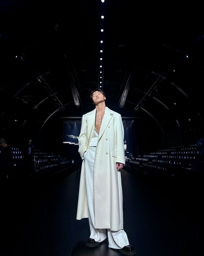 San ATEEZ unjuk pesona dengan memakai low cut top yang memperlihatkan dadanya, membuat penggemar histeris. Warna pakaian yang ia kenakan di Milan Fashion Week 2024 pun membuat penampilannya terlihat mewah./ Foto: instagram.com/choi3an