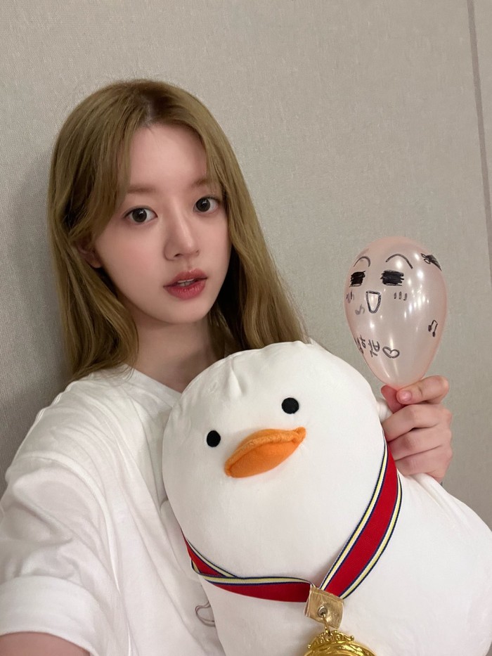 Sementara itu, idol K-Pop dengan MBTI ISTJ ini baru saja memulai debutnya sebagai MC tetap Music Bank sekaligus pasangan baru Moon Sang Min pada Jumat, (4/10). Bagaimana pendapatmu tentang penampilan perdananya, Beauties?/ Foto: x.com/ILLIT_twt