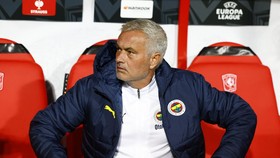 Ditahan Hilgers dkk, Mourinho Puji Twente Bakal Lolos ke Fase Gugur