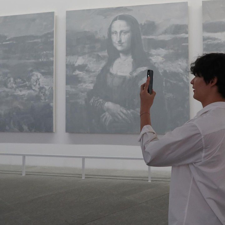 <p>Di sana, ia banyak mengabadikan momen sambil melihat-lihat lukisan, Bunda. "Saya sangat senang bisa melihat museum, yang ingin saya abadikan dengan mata saya!" ucapnya. (Foto: Instagram @songgeonhee)</p>
