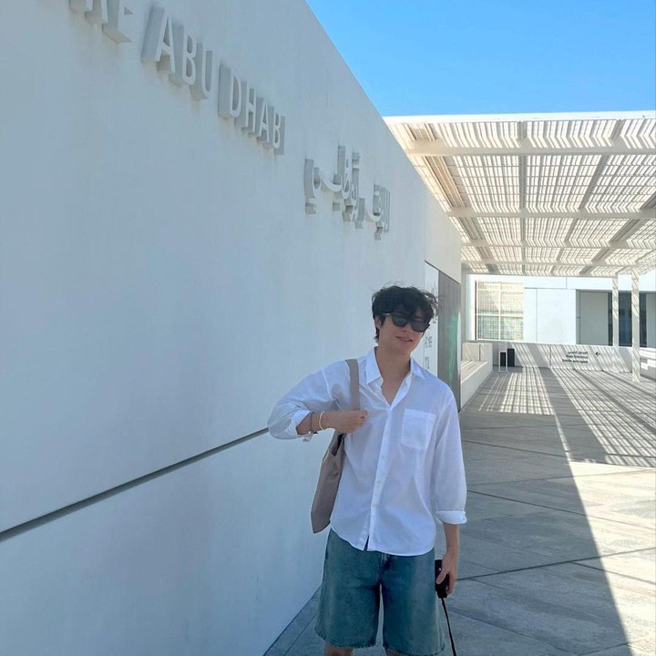 <p>Tak hanya itu, ia juga mamerkan momen ketika mengunjungi museum seni Louvre Abu Dhabi. Potret-potret di sana menunjukkan seberapa besar antusias Song Geon Hee dengan karya seni yang dipamerkan. (Foto: Instagram @songgeonhee)<br /><br /><br /></p>