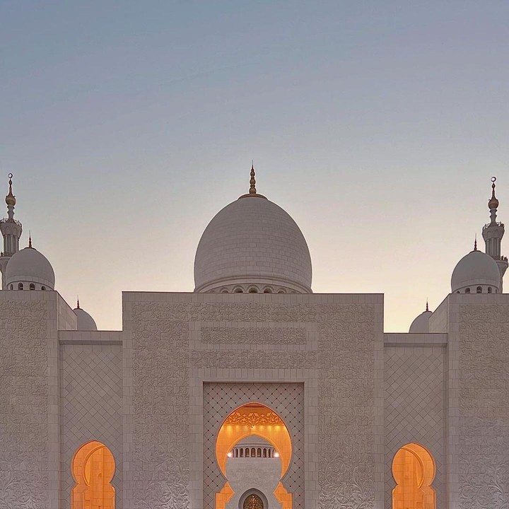 <p>Dalam unggahan tersebut, laki-laki berusia 27 tahun ini mengunjungi Masjid Agung Sheikh Zayed. Di sana, ia tampil menawan dengan baju khas Timur Tengah.(Foto: Instagram @songgeonhee)<br /><br /><br /></p>