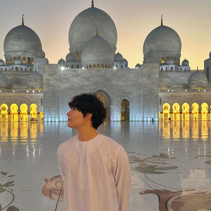 <p>Aktor Korea Song Geon Hee membuat postingan terbaru di akun Instagram pribadinya nih, Bunda. Bintang drakor <em>Lovely Runner</em> ini membagikan potret kunjungi Abu Dhabi. (Foto: Instagram @songgeonhee)<br /><br /><br /></p>