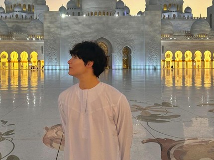 5 Potret Song Geon Hee Bintang Drakor Lovely Runner di Abu Dhabi, Kunjungi Masjid