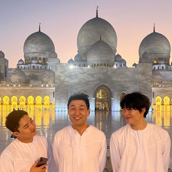 <p>Ia juga memberi keterangan lewat kolom <em>caption.</em> Katanya, kunjungan tersebut terlalu sore, namun beruntung karena bisa menyaksikan matahari terbenam di sana. "Kami tiba di masjid terlambat, tapi kami cukup beruntung untuk menyaksikan matahari terbenam yang indah di atas lanskap yang eksotis," tulisnya. (Foto: Instagram @songgeonhee)<br /><br /><br /></p>