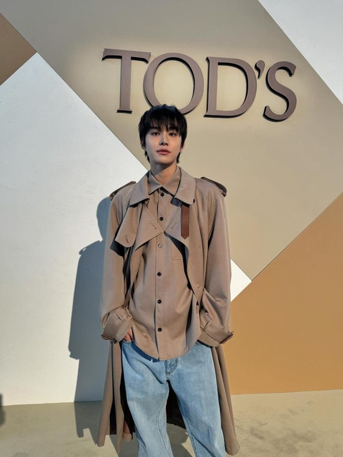 Tampil santai tapi tetap modis, Jungwoo NCT menghadiri Tod’s Spring-Summer Women’s Fashion Show dengan gaya fashion minimalis. Berkolaborasi dengan Tod’s, ia pun menghiasi sampul majalah DAZED KOREA edisi fall 2024./ Foto: instagram.com/sugaringcandy