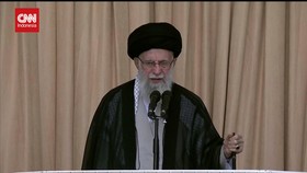VIDEO: Momen Ali Khamenei Pegang Senjata saat Sampaikan Khotbah Jumat