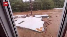 VIDEO: Detik-detik Bangunan Terbelah Jadi Dua saat Banjir Terjang AS