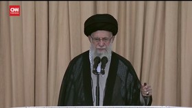 VIDEO: Momen Ali Khamenei Pegang Senjata saat Khotbah Jumat di Iran