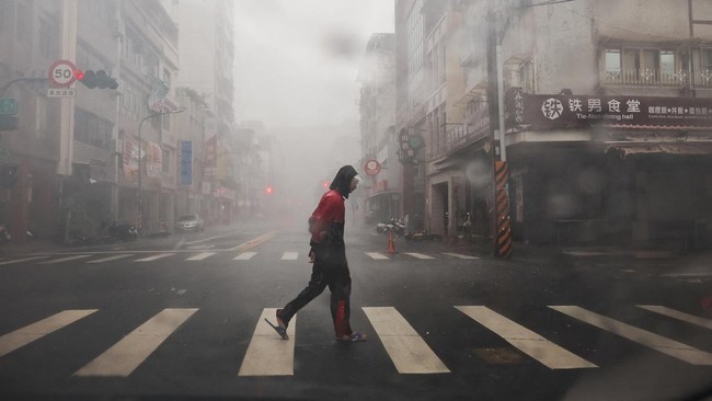 Topan Kajiki Mengancam, Vietnam Berencana Evakuasi 300 Ribu Warga Pemerintah Vietnam berencana mengevakuasi 300.000 lebih warga seiring mendekatnya Topan Kajiki.