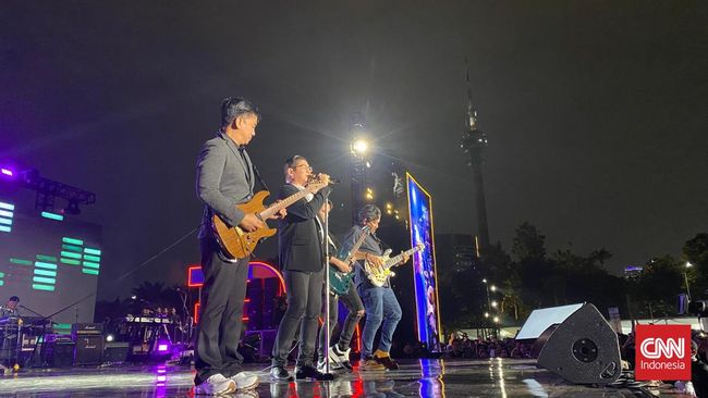 Ungu membakar semangat penonton ketika beraksi di atas panggung People Fest 2024 yang diadakan di Lapangan DPR Jakarta.