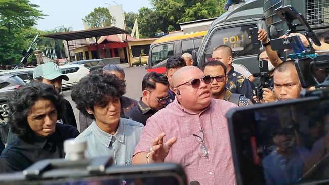 Vadel Badjideh hadir memenuhi panggilan penyidik Polres Metro Jakarta Selatan, Jumat (4/10), terkait laporan yang dilayangkan Nikita Mirzani.