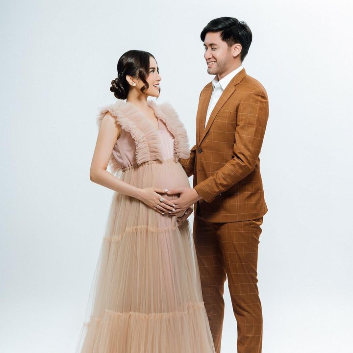 <p>Dalam <em>maternity shoot</em> ini, Vicy tampil elegan mengenakan berwarna cokelat muda. Pakaian berwarna senada juga dikenakan oleh sang suami yang tampak sudah tak sabar menanti kehadiran putrinya. (Foto: Instagram @vicymelanie)</p>