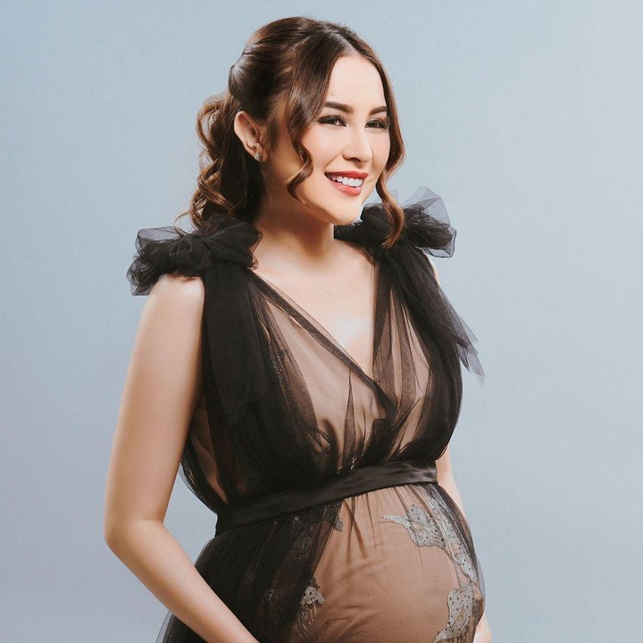 <p>Beberapa hari sebelum melahirkan anak pertamanya, Vicy sempat membagikan foto-foto <em>maternity shoot</em> kehamilannya di media sosial. Perempuan 35 tahun ini tampil anggun mengenakan gaun hitam dan memamerkan baby bump kehamilannya. (Foto: Instagram @vicymelanie)</p>