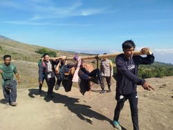 Bule Rusia Terjatuh di Tebing Gunung Rinjani, Kepala Retak-Tulang Ekor Patah