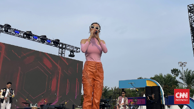 Wika Salim menyuguhkan penampilan yang menghibur penonton ketika beraksi dalam ajang People Fest di kompleks DPR RI pada Jumat (4/10).