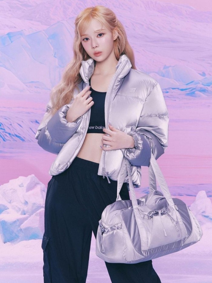 Winter juga menarik perhatian dengan ‘Glossy Ribbon Duffle Bag in Silver’ bagian dari ‘Glossy Collection’ yang bakal rilis bulan ini. Perwakilan New Balance mengungkapkan, bahwa Winter akan melaksanakan berbagai aktivitas di masa depan./ Foto: Allkpop