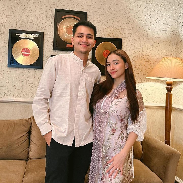 <p>Sedangkan Adzana mengungkapkan bahwa pada awalnya ia merasa <em>ilfeel</em> pada sang suami. Namun siapa sangka, keduanya malah berujung menjadi pasangan suami istri yang langgeng hingga hari ini. (Foto: Instagram @adzanabs dan @rizkyalatas)<br /><br /><br /></p>