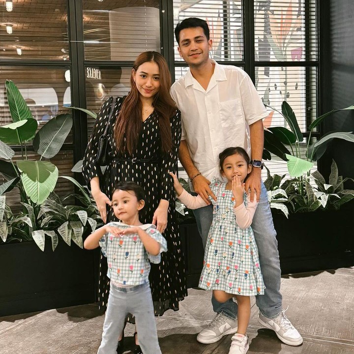 <p>Pernikahan Rizky dan Adzana sudah berjalan selama enam tahun. Rumah tangga keduanya jauh dari gosip miring. Mereka juga sudah dikaruniai dua orang anak perempuan cantik bernama Kyna Aleena Alatas dan Kyna Zayna Alatas.(Foto: Instagram @adzanabs dan @rizkyalatas)<br /><br /><br /></p>