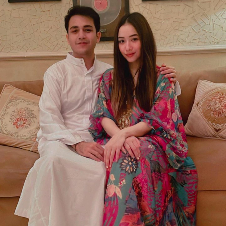 <p>Rizky Alatas menikahi Adzana Bing Slamet pada 1 Juli 2018. Putri Adi Bing Slamet ini dinikahi dengan mahar seperangkat alat salat dan uang sejumlah Rp172.018. (Foto: Instagram @adzanabs dan @rizkyalatas)<br /><br /><br /></p>