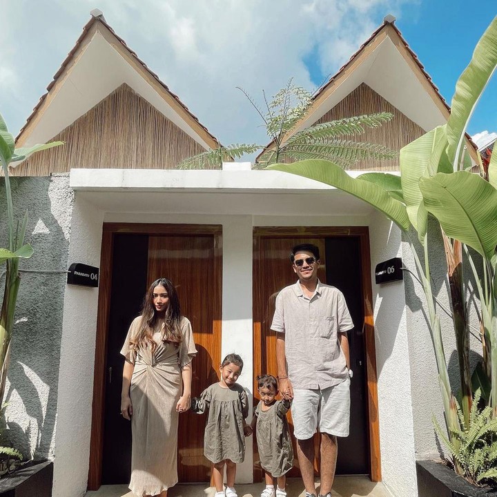 <p>Kisah cinta keduanya cukup menarik, Bunda. Diketahui, Rizky Alatas ternyata jatuh cinta pada Adzana karena sang istri pernah berperan sebagai perempuan antagonis di sinetron <em>Putih Abu-Abu</em>. "Pas ada (Adzana) akting, 'Ih lucu ya, kok gemes ya kalau lagi marah-marah.' Gitu," ujar Rizky. (Foto: Instagram @adzanabs dan @rizkyalatas)<br /><br /><br /></p>