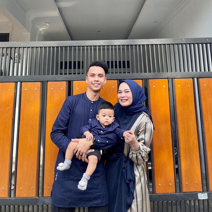 <p>Anisa Rahman eks Sabyan populer usai meng-cover lagu <em>Aisyah Istri Rasulullah</em>. Ia diketahui telah menikah dengan pria asal Malaysia bernama Hussein Ali. Keduanya bertemu lantaran Hussein Ali kerap ke Indonesia untuk beberapa urusan dan menyaksikan sang istri di atas panggung sebelum menikah. (Foto: Instagram @husseinn_ali)</p>
