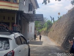 Atap Garasi Mobil Agus di Jalanan Belum Dibongkar, Lurah Ancam Panggil Satpol