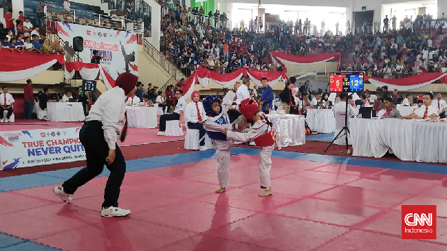 Hari ketiga kejuaraan CNN Indonesia Taekwondo Championship Piala Menpora 2024 di GOR Ciracas, Jakarta Timur, Sabtu (5/10), berlangsung lebih ramai.