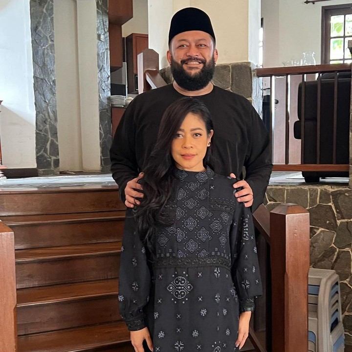<p>Mantan vokalis Cokelat, Kikan Namara, juga menikah dengan pria asal Malaysia bernama Udzir Harris pada 2025. Udzir Harris diketahui juga menjalani profesi sebagai manajer Kikan dan setia mendampingi sang istri meniti karier musik. (Foto: Instagram @kikankikan)</p>