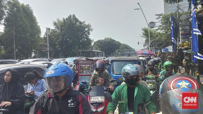 Sejumlah jalan di Jakarta sampai dengan Sabtu (5/10) tetap macet parah buntut antusiasme penduduk menghadiri seremoni HUT TNI ke-79 di area Monas.