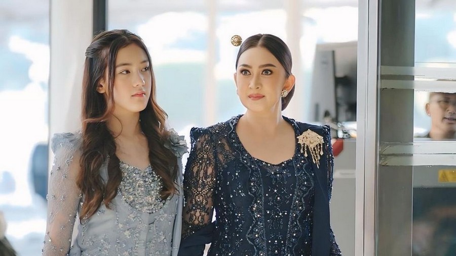 Nafa Urbach dan Mikhaela Lee di Pelantikan DPR RI 2024-2029 Nafa Urbach dan Mikhaela Lee di Pelantikan DPR RI 2024-2029.