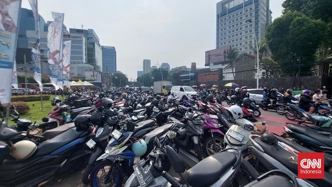 Kawasan sekitar Monas, Jakarta Pusat macet total pada Sabtu (5/10). Kemacetan parah ini imbas antusias warga datang ke acara HUT TNI di kawasan Monas.