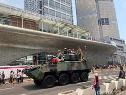 Pawai Alutsista Melintas di Bundaran HI, Warga Ikut Naik Tank TNI