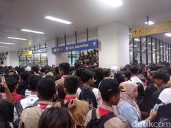 Akhir Pekan Tak Biasa di Stasiun-stasiun Arah Monas