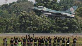 Jet Tempur F-16 Falcon dan T-50 Golden Eagle Beraksi di HUT ke-79 TNI