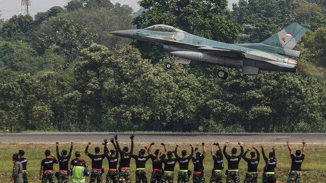 Jet tempur jenis F-16 Falcon dan T-50 Golden Eagle meramaikan seremoni HUT ke-79 TNI di Monas pada Sabtu (5/10).