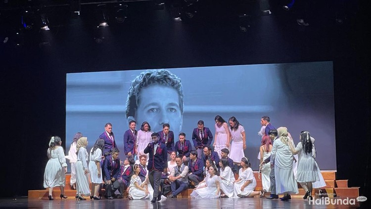 Pertunjukan musik Don't Stop Believin' A Tribute to Glee Concert oleh Cantalevia & Co.