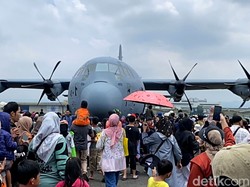 Serunya Warga Bandung Bercengkrama dengan Pesawat TNI di Bandara Husein