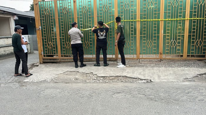 Polisi menyegel panti asuhan TKP pencabulan anak di Tangerang.