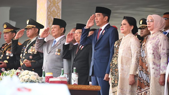 Presiden Joko Widodo (Jokowi) didampingi oleh Wakil Presiden (Wapres) Ma’ruf Amin dan presiden terpilih periode 2024—2029 Prabowo Subianto datang bersamaan menghadiri acara peringatan Hari Ulang Tahun (HUT) Tentara Nasional Indonesia (TNI) ke-79 yang dilaksanakan di Lapangan Silang Monumen Nasional (Monas), Jakarta Pusat, Sabtu (5/10/2024). (Dok. BPMI Setwapres)