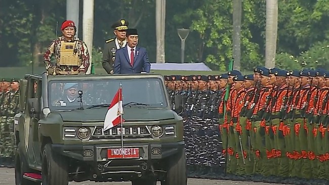 Sebanyak tiga perwira tinggi dan 10 perwira menengah menerima tanda kehormatan pada peringatan hari ulang tahun (HUT) ke-79 TNI.