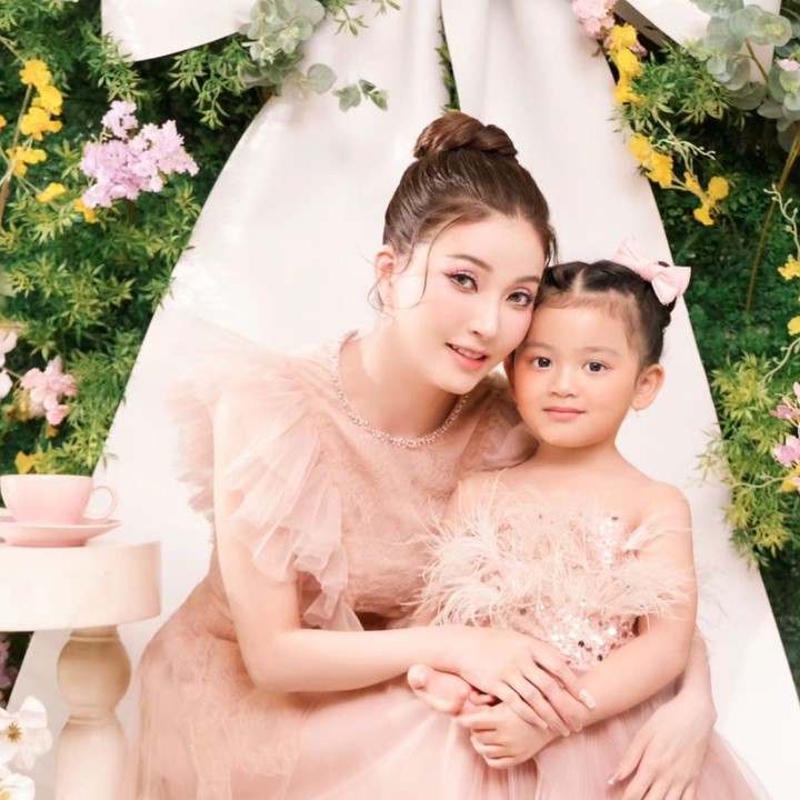 <p>Bunda Seleb dua anak Sarwendah menjadi pendonor ASI setelah melahirkan putri keduanya, Thania Putri Onsu, pada 5 Juni 2019. Sarwendah mendonorkan ASI-nya di tempat kelahiran sang putri di Singapura, karena ingin membantu anak-anak yang membutuhkan ASI. Saat itu, produksi ASI Sarwendah juga sangat banyak sehingga dapat didonorkan. (Foto: Instagram/@sarwendah29)</p>