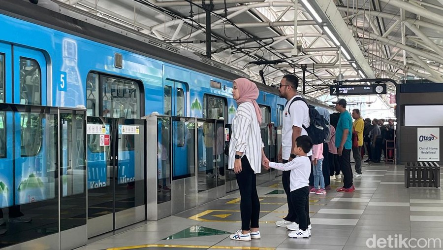 Sejumlah warga terlihat antusias menghadiri puncak perayaan HUT ke-79 TNI yang digelar di Monas, Jakarta Pusat hari ini. Mereka datang sekeluarga naik MRT (Foto: Ondang/detikcom) Sejumlah warga terlihat antusias menghadiri puncak perayaan HUT ke-79 TNI yang digelar di Monas, Jakarta Pusat hari ini. Mereka datang sekeluarga naik MRT (Foto: Ondang/detikcom)